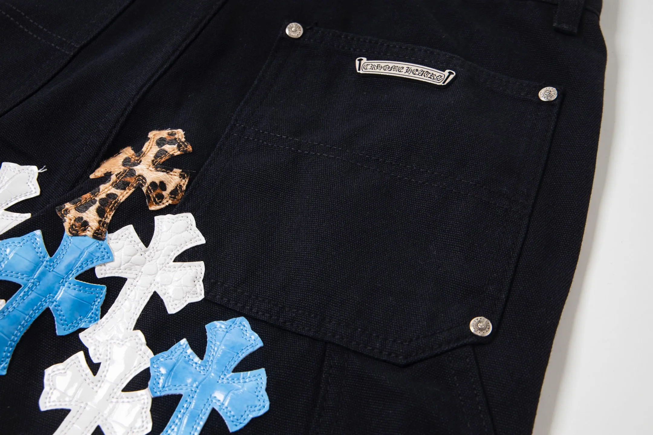 P270 Chrome Hearts/Chrome Hearts 25FW CH Workwear Logging Large Cross Leather Jeans Limited Edition Chrome Hearts are the most popular pants in color. Made of beaded canvas fabric, heavy washing makes the upper body of the fabric more textured and the pants are tall and straight! The three-dimensional cutting of the whole trousers is a masterpiece! The hardware is customized by zp. The beaded canvas fabric is thick and soft after being washed. It has good breathability. Customized small leather label. Unique design. The details are simple and elegant, and the workmanship is exquisite. The whole trousers are neatly routed and the details are in place! It’s so cool that both men and women can easily control the genderless trend! Style number: 1719# Color: black Size: 28 30 32 34 36
